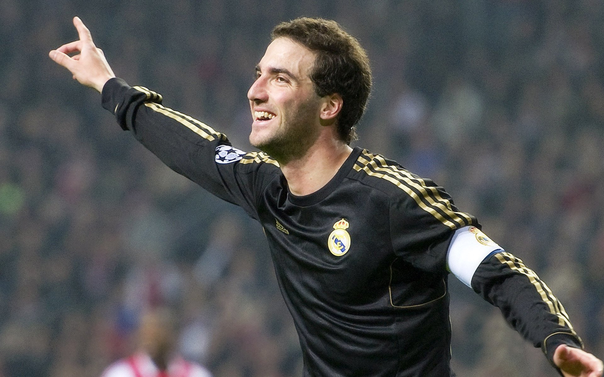 欧冠决赛巅峰对决,皇家马德里3-1力克利物浦,第15次捧起大耳朵杯