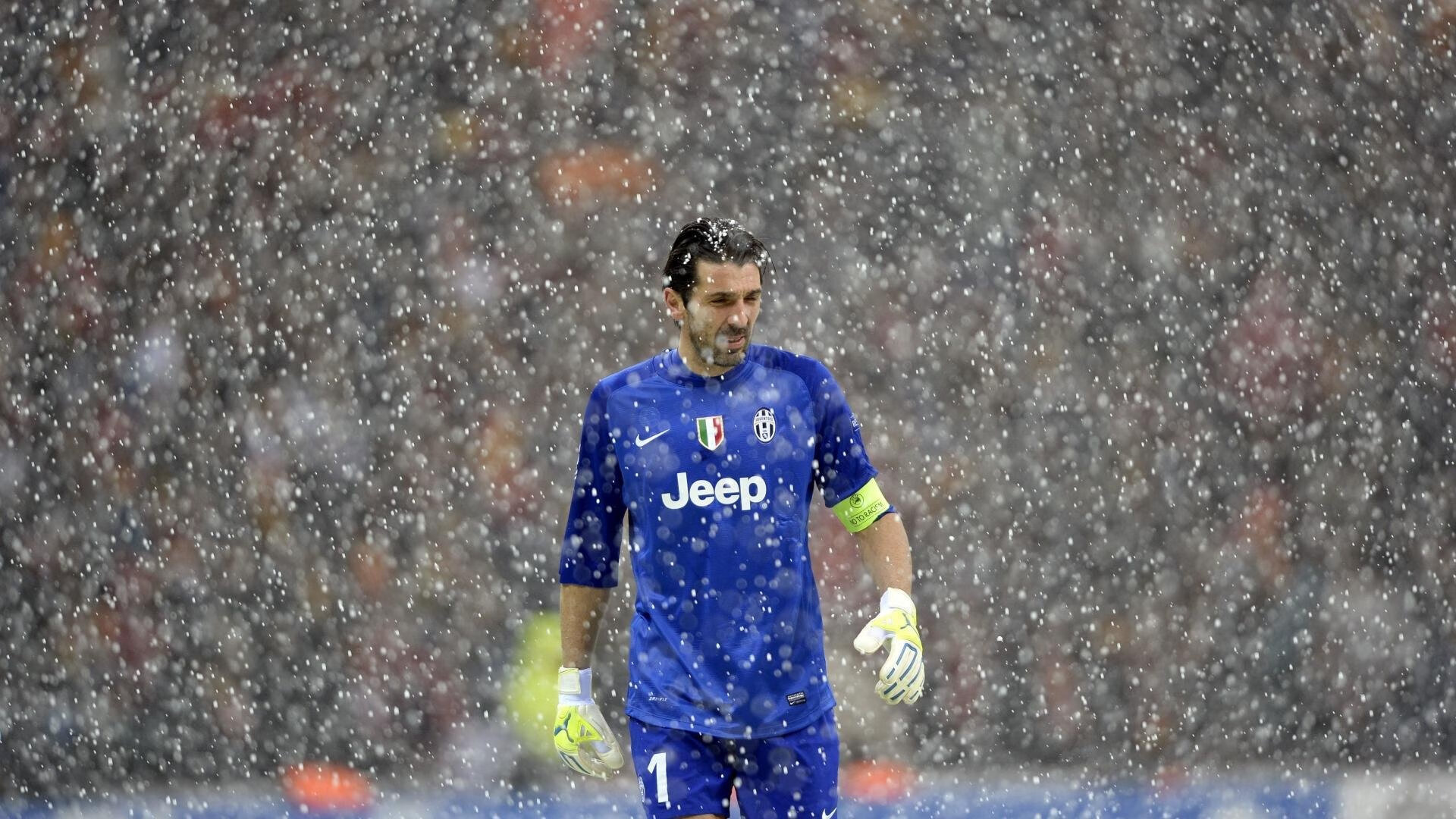 梅西第八次捧起金球奖 阿根廷巨星再创足坛历史